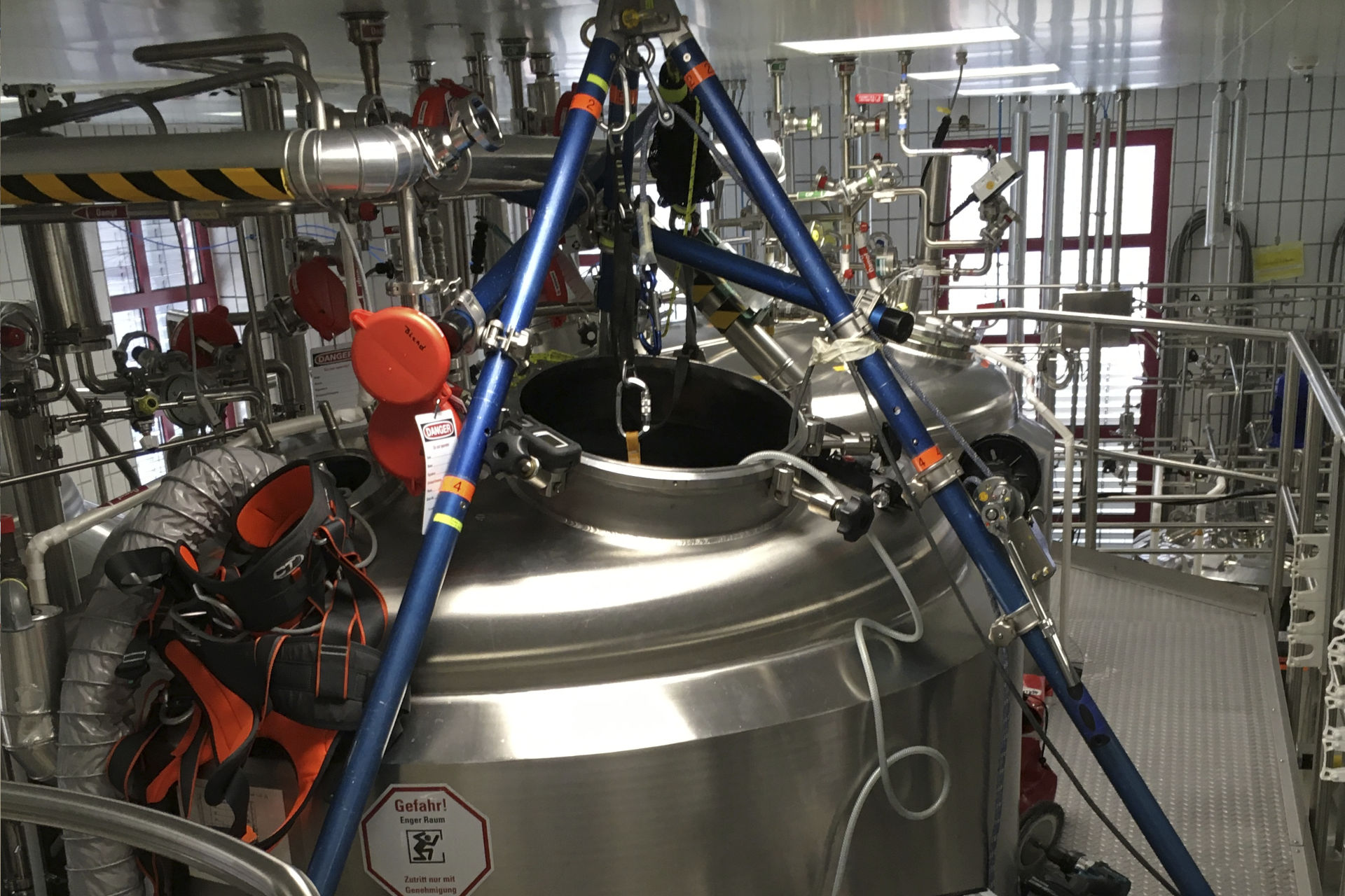 Industriekletterer bei seilunterstützten Höhenarbeiten an einer Industrieanlage