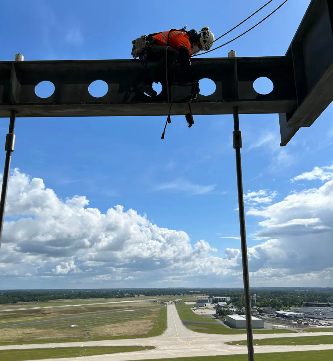 Montagearbeiten an einer schwer zugänglichen Industriekonstruktion